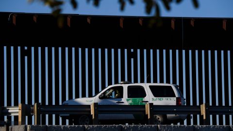 Auto en la frontera sur de Estados Unidos