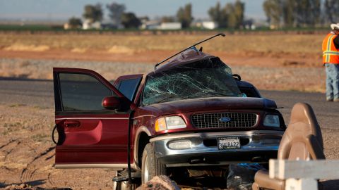 Foto de la camioneta totalmente destrozada después del choque.