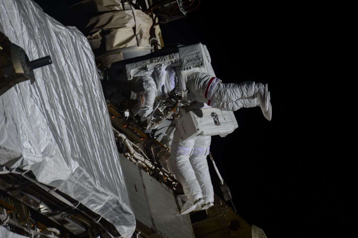 Astronautas de la NASA realizan con éxito el quinto paseo espacial del año