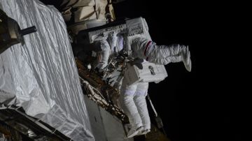 Los astronautas en la EEI suelen realizar reparaciones durante las caminata espaciales.