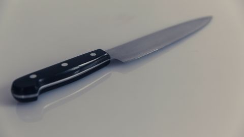 Hallan un cuchillo en el cuerpo del joven