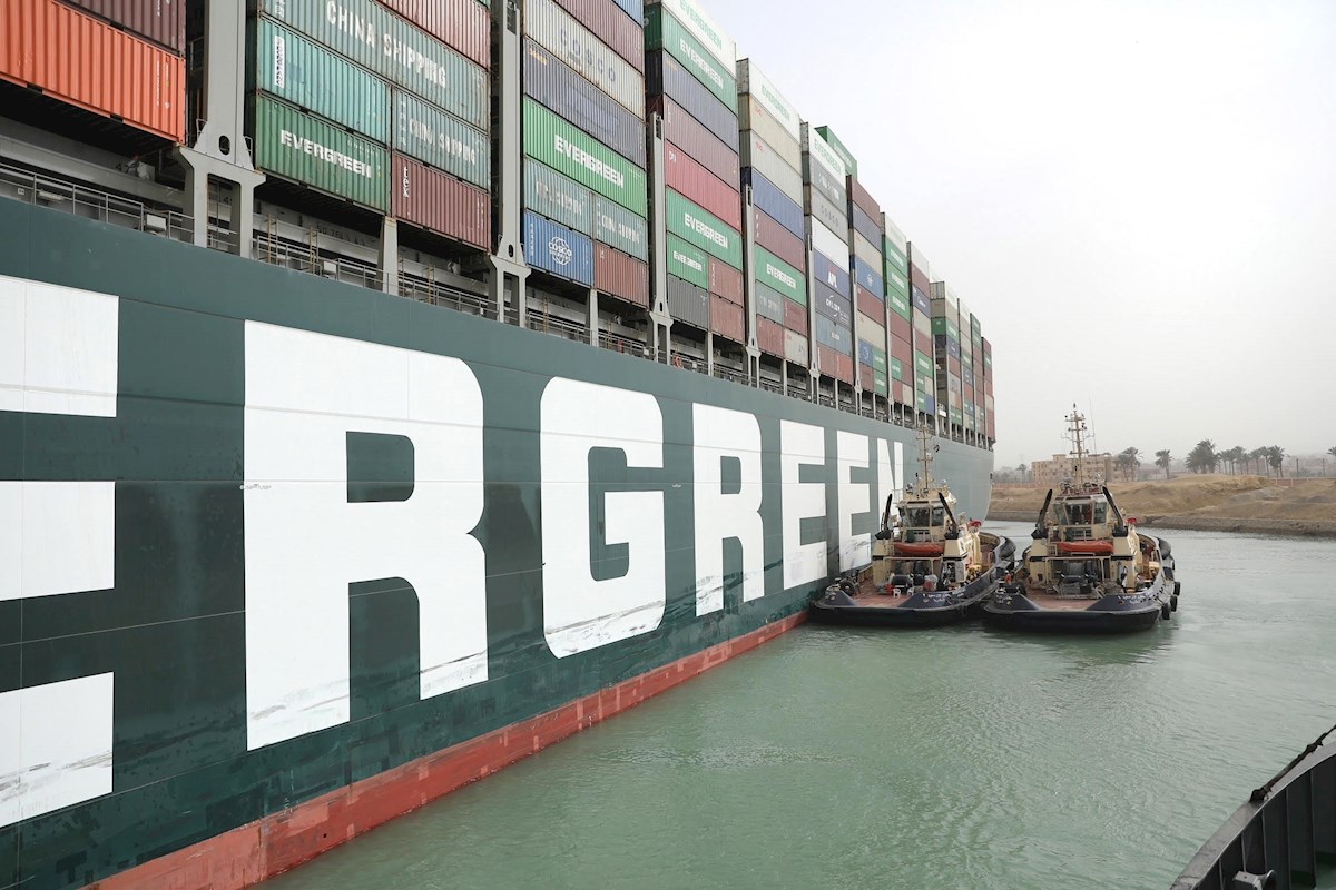 Buque carguero en Canal de Suez