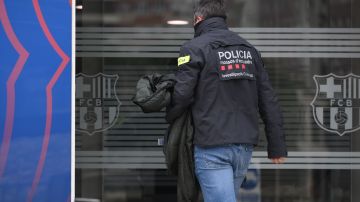 La policía allanó as oficinas del FC Barcelona buscando pruebas.