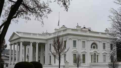 La bandera ondea a media asta por las víctimas del tiroteo de Atlanta en Washington, DC.