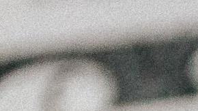 Calculadora y billetes de dólar