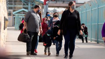 Inmigrantes llegan a EE.UU. a procesar solicitudes de asilo.
