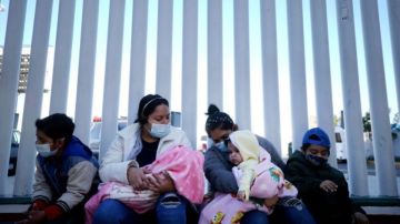 Casi 450,000 personas han sido expulsadas de la frontera sur de EE.UU. bajo la orden Título 42.