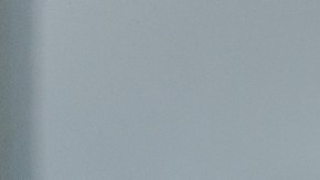 Rocío observa a Rhianna para asegurarse de que cambia correctamente el tubo de traqueostomía de su padre.