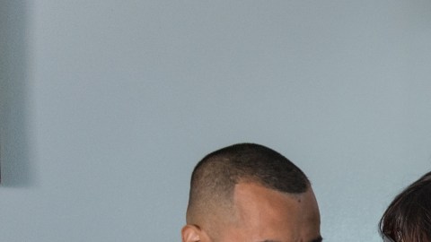 Rocío observa a Rhianna para asegurarse de que cambia correctamente el tubo de traqueostomía de su padre.