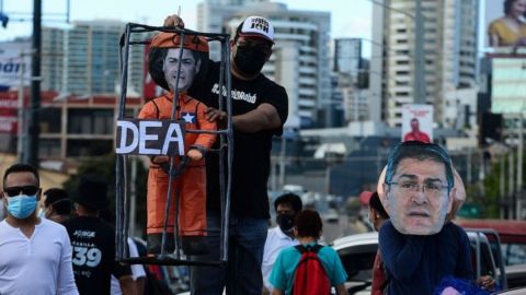 Los partidarios de la oposición se han hecho eco de los señalamientos contra Juan Orlando Hernández.
