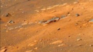 Las huellas del robot Perseverance pueden verse en esta imagen captada por una de sus cámaras el 5 de marzo.