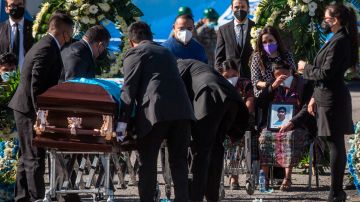 Autoridades guatemaltecas y familiares reciben los restos de 16 inmigrantes asesinados en México.