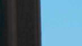 Una niña migrante salta para cruzar el Río Bravo para llegar a El Paso, desde Ciudad Juárez.