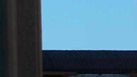Una niña migrante salta para cruzar el Río Bravo para llegar a El Paso, desde Ciudad Juárez.