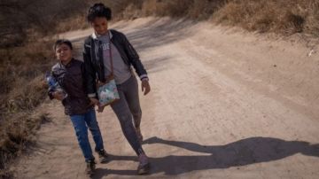 Los hermanos Diana, de 12 años, y Lesgter, de 9, cruzaron la frontera el 5 de marzo a través del Río Bravo.
