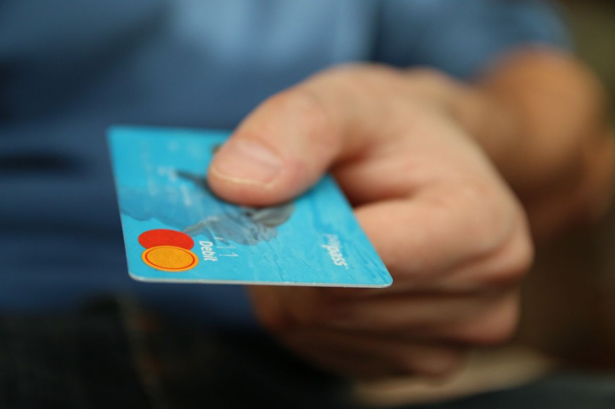 Debes de reportar a tu banco el robo de tu tarjeta de débito.