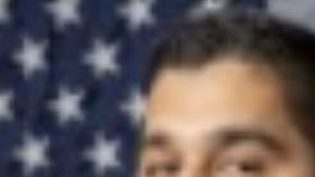 El sargento John Fernández se estrelló contra un vehículo.