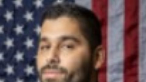 El sargento John Fernández se estrelló contra un vehículo.