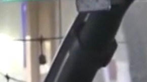 Un policía vigila el área de Ocean Drive en Miami Beach durante la época de Spring Break.