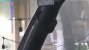 Un policía vigila el área de Ocean Drive en Miami Beach durante la época de Spring Break.