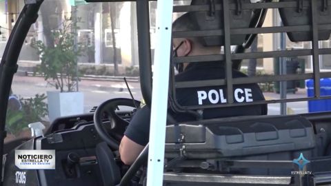 Un policía vigila el área de Ocean Drive en Miami Beach durante la época de Spring Break.