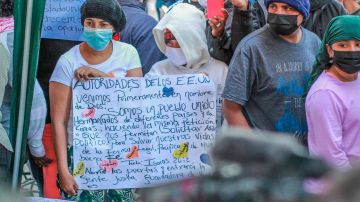 Un grupo de inmigrantes protesta en un campamento en Tijuana.