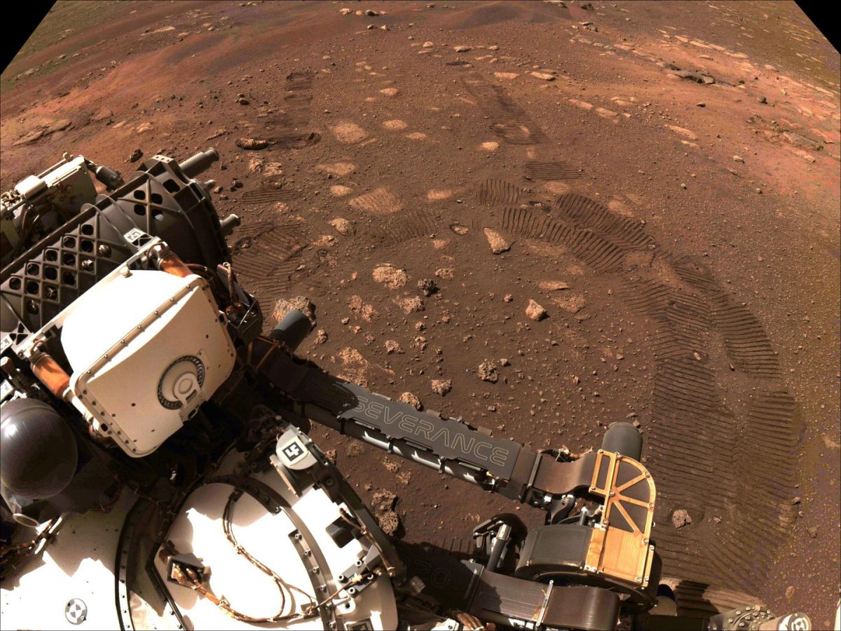 Imagen tomada durante el primer viaje del rover Perseverance de la NASA en Marte, el 4 de marzo de 2021.