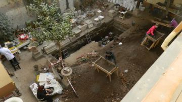 Una excavación en la Catedral de Santiago dejó al descubierto restos de un muro inca.