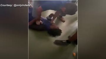 Momento en el que el maestro golpeando y tira al suelo al estudiante de South Dade High School.