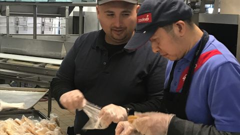 Luis Bañuelos supervisa y ayuda a John Wong. (Suministrada)