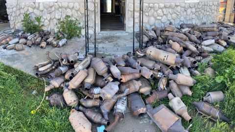 Las autoridades contabilizaron cientos de catalizadores robados en la vivienda.