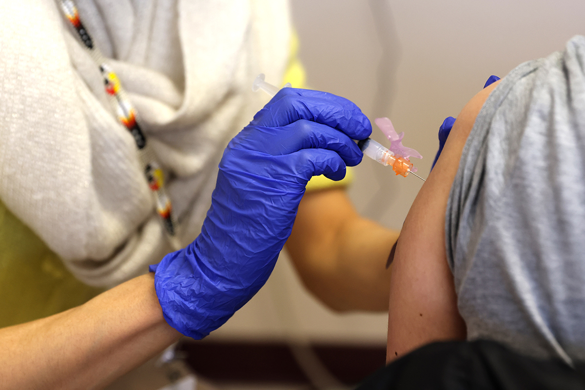 Alaska fue el primer estado en aplicar la vacuna COVID-19 a adultos.