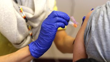 Por ahora hay tres vacunas covid aprobadas en Estados Unidos: Moderna, Pfizer y Johnson & Johnson.