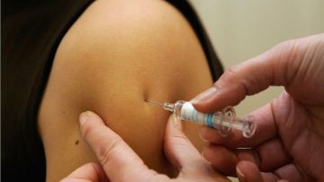 Las autoridades de salud argumentan que las vacunas son seguras. (Getty Images)