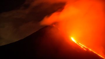 Una explosión del volcán Pacaya vista desde San Vicente Pacaya, en Guatemala.