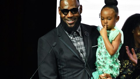 LeBron James con su hija Zhuri.