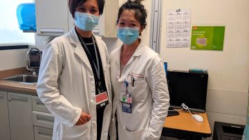 UDoctoras Anita Sit (i) y Cheryl Pan, jefa de Ginecología y directora de obstetricia, respectivamente, en la clínica de atención de urgencia OB-GYN Bascom del Centro Médico del Valle de Santa Clara, CA.