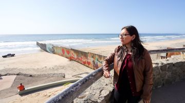 Abogada Dulce García a unos pasos del muro fronterizo en Tijuana.