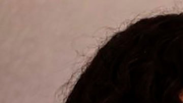 Mujer con celular en mano