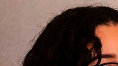 Mujer con celular en mano