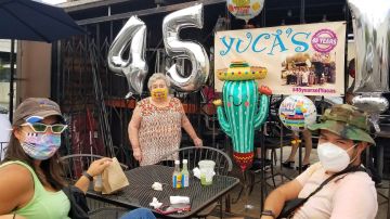 Socorro Herrera (c) celebró el 45 aniversario de Yuca's este primero de abril. (Suministrada)