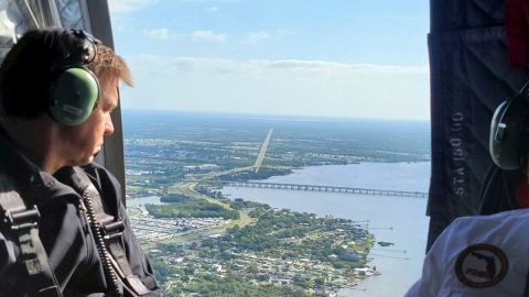 Gobernador de Florida, Ron DeSantis, sobrevuela área de emergencia en las inmediaciones de la planta de fosfato Piney Point en desuso desde 2001.