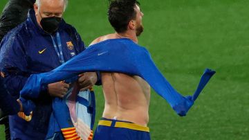 Leo Messi se cambia la camiseta durante el partido contra el Real Madrid.