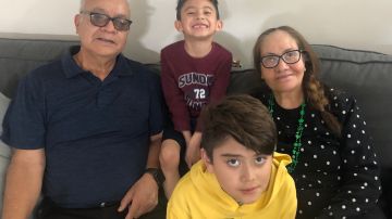 Mercedes y Pedro López logran reunirse con su nieto y bisnieto tras ser vacunados. (Cortesía Mercedes López)