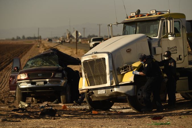 Ford Expedition y camión en el lugar del accidente cerca de Hotville