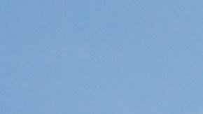 Un pequeño monumento donde Adam Toledo, de 13 años, fue asesinado a tiros por un oficial de policía de Chicago.