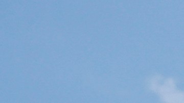 Un pequeño monumento donde Adam Toledo, de 13 años, fue asesinado a tiros por un oficial de policía de Chicago.