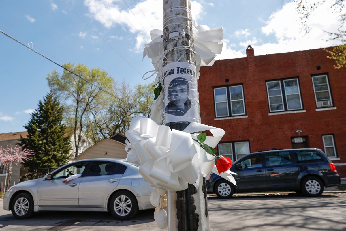 Un pequeño monumento donde Adam Toledo, de 13 años, fue asesinado a tiros por un oficial de policía de Chicago.