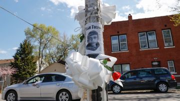 Un pequeño monumento donde Adam Toledo, de 13 años, fue asesinado a tiros por un oficial de policía de Chicago.