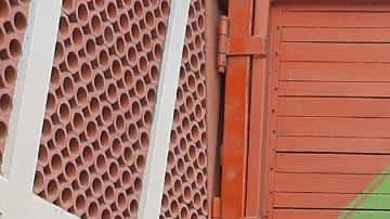 Agentes de la guardia nacional detienen a un grupo de migrantes que viajaba en un camión por México